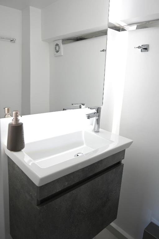 Central two-floor loft with private entrance Διαμέρισμα έως 4 άτομα