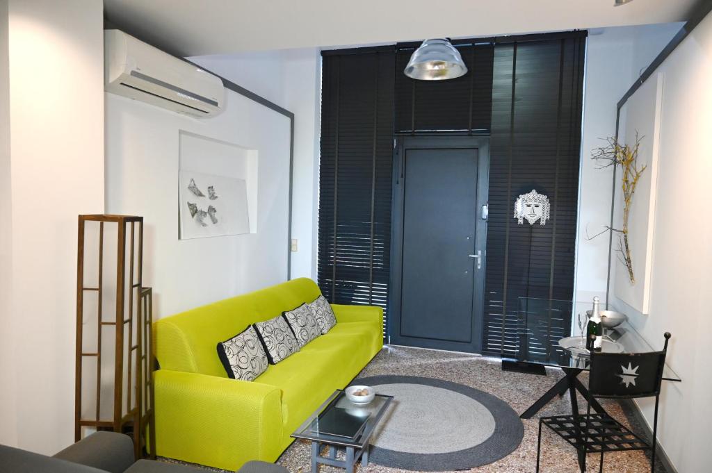 Central two-floor loft with private entrance Διαμέρισμα έως 4 άτομα