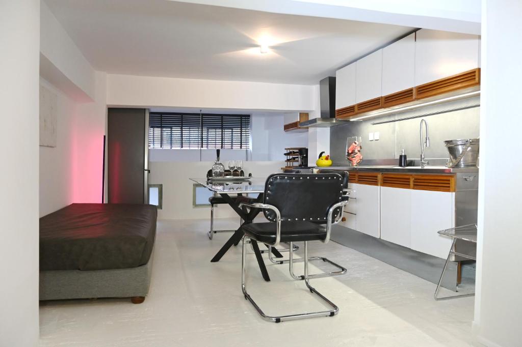 Central two-floor loft with private entrance Διαμέρισμα έως 4 άτομα