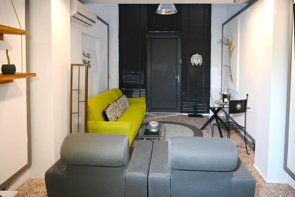 Central two-floor loft with private entrance Διαμέρισμα έως 4 άτομα