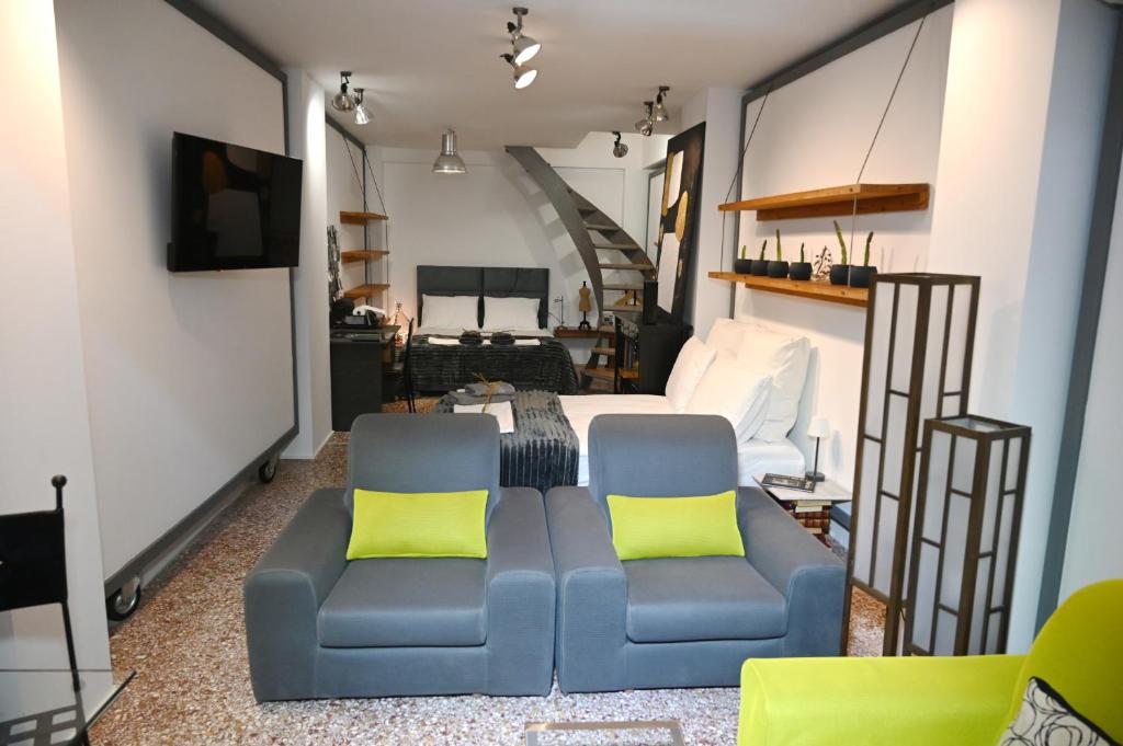 Central two-floor loft with private entrance Διαμέρισμα έως 4 άτομα